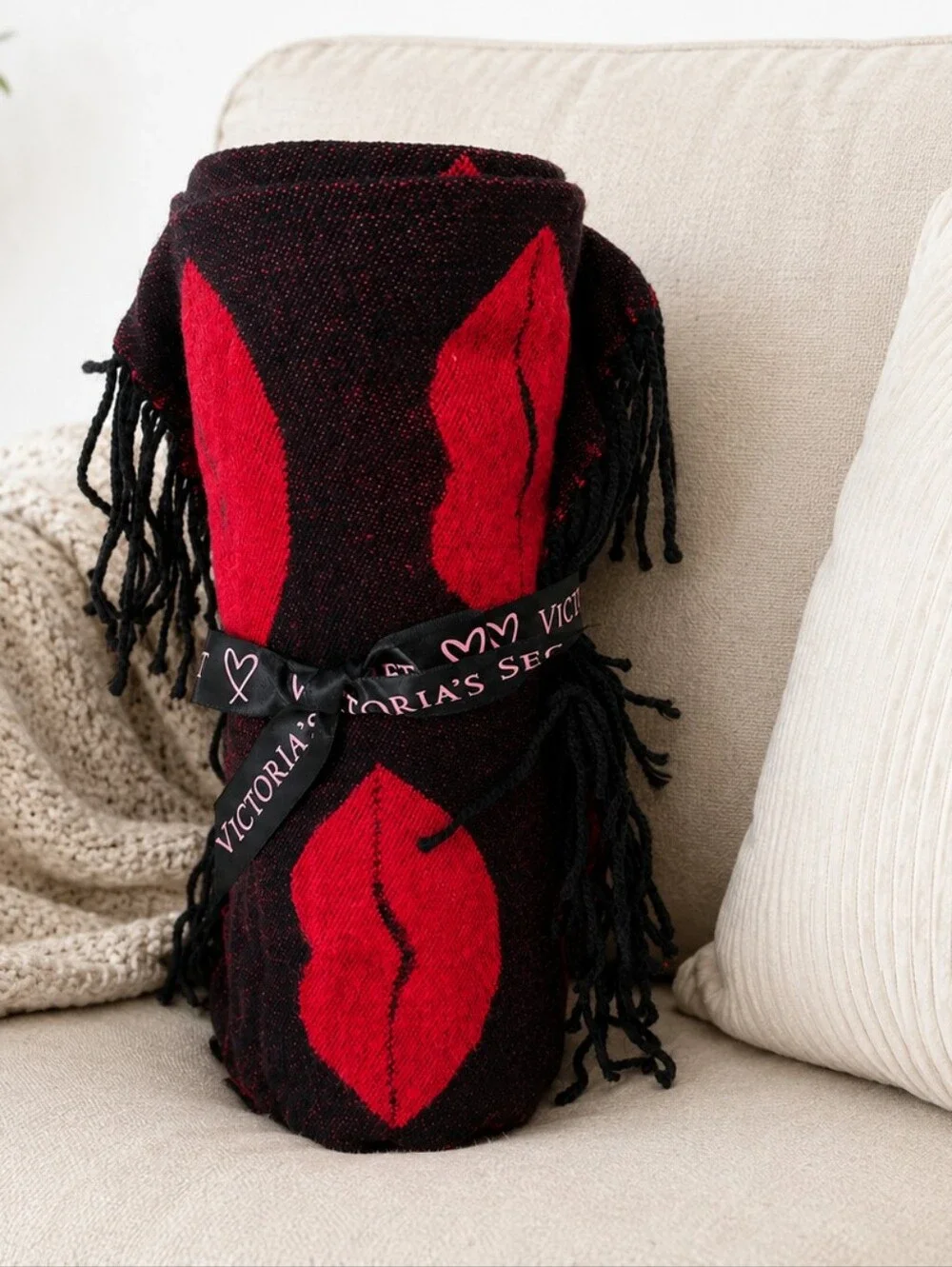 Victoria's Secret Red Black Lip Print Fringe Throw Blanket 50x60 NWT 100% Acryli